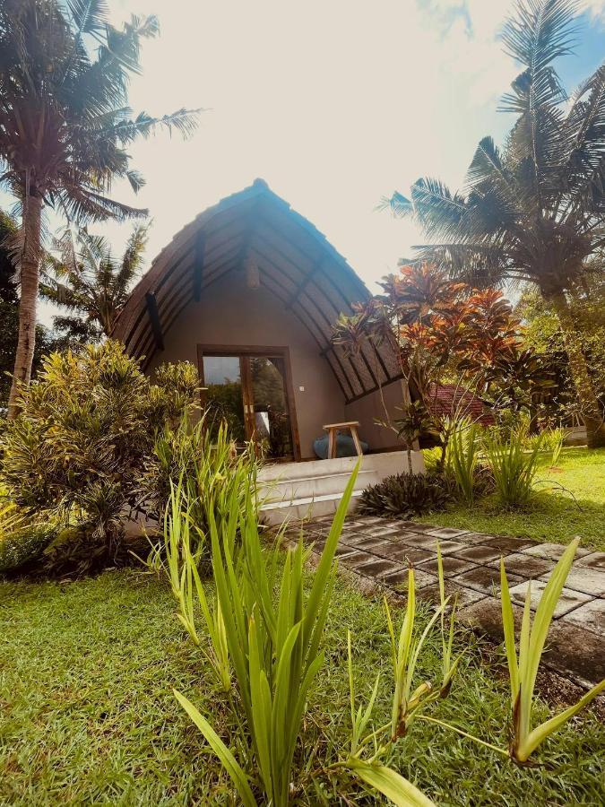 Apit Lawang Villas & Resto Batununggul Exterior photo